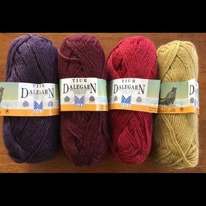 4 skeins of Dalegarn Tiur